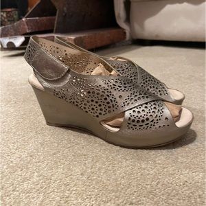 Johnson and Murphy stylish metallic Wedges